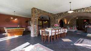 ein Esszimmer mit einem Tisch mit Stühlen und einem Pool in der Unterkunft VILLA ARBEIO 8&6 Emma Villas in Cavizzano