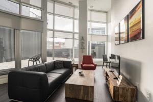 ein Wohnzimmer mit Sofa und Tisch in der Unterkunft Corporate Stays Jade 2 Bedrooms in Halifax