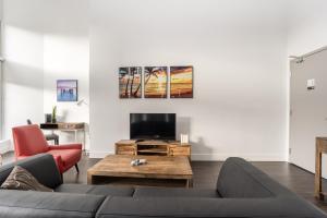 ein Wohnzimmer mit Sofa und Fernseher in der Unterkunft Corporate Stays Jade 2 Bedrooms in Halifax