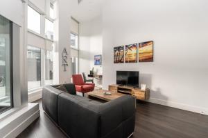 ein Wohnzimmer mit Sofa und Fernseher in der Unterkunft Corporate Stays Jade 2 Bedrooms in Halifax