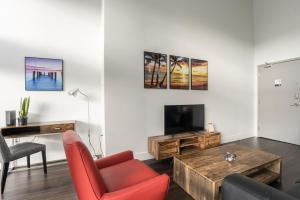 ein Wohnzimmer mit einem Couchtisch aus Holz und einem TV in der Unterkunft Corporate Stays Jade 2 Bedrooms in Halifax
