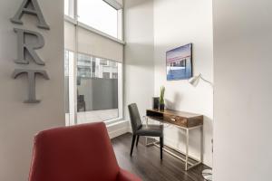 ein Büro mit einem Schreibtisch, einem Stuhl und einem Fenster in der Unterkunft Corporate Stays Jade 2 Bedrooms in Halifax + 17 Fotos