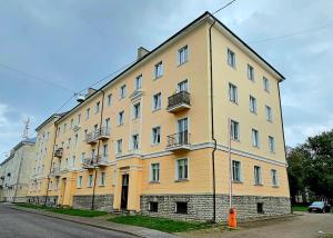 een groot geel gebouw aan de straatkant bij Cosy lux Apartment with Free Parking in Tallinn