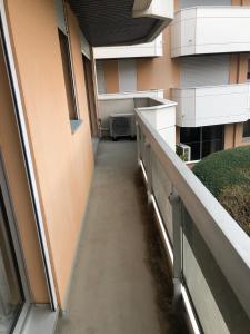 ein Flur eines Bürogebäudes mit einem langen Korridor in der Unterkunft Casino des fleurs in Vichy