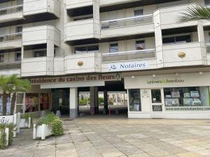 ein großes Gebäude mit einem Laden davor in der Unterkunft Casino des fleurs in Vichy