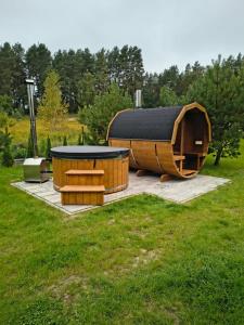 ヤヌシュコボにあるCztery Pory Rokuのテーブルとベンチを備えた大きな木造ホビットハウス