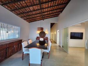 une salle à manger avec une table et des chaises dans l'établissement Casa Maré Panaquatira, à São José de Ribamar