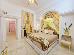 a bedroom with a large bed with a fancy headboard at Biệt Thự cao cấp Lâu Đài Nhỏ Đà Lạt - Little Castle Da Lat Villa in Da Thien