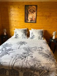 Saint-Philbert-des-ChampsにあるAu pré des chantsのベッド(白黒の掛け布団付)