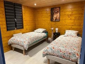 Saint-Philbert-des-ChampsにあるAu pré des chantsのベッドルーム1室(ベッド2台付)が備わります。