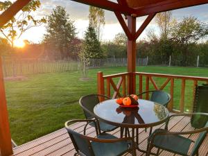 een tafel en stoelen op een terras met een tuin bij Au pré des chants in Saint-Philbert-des-Champs +8 foto's