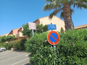 a street signs in front of a parking lot at Le Van T2 Spacieux 44m2 wifi Clim in Valras-Plage +13 photos