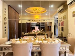 a dining room with a table and chairs at Modern Mirage 4BHK Stunning Luxury Spacez Villa in Bengaluru