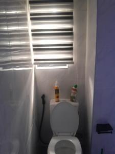 ラゴスにあるAb comfort apartmentのバスルーム(照明付きトイレ付)