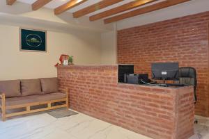 Ο χώρος του λόμπι ή της ρεσεψιόν στο OYO 834 Ye Layeku Boutique Hotel Pvt Ltd