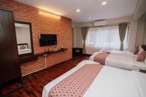 Μια τηλεόραση ή/και κέντρο ψυχαγωγίας στο OYO 834 Ye Layeku Boutique Hotel Pvt Ltd