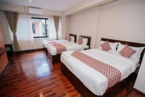 Ένα ή περισσότερα κρεβάτια σε δωμάτιο στο OYO 834 Ye Layeku Boutique Hotel Pvt Ltd +16 φωτογραφίες