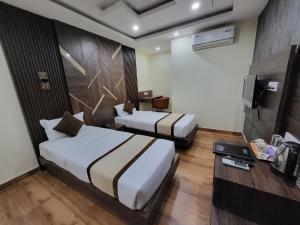 Una cama o camas en una habitación de HOTEL VRINDAVAN 6 fotos más