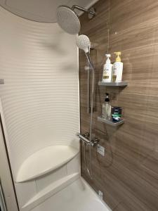 Koupelna v ubytování 102Room,Free parking just a 7-minute walk from Koiwa tram stop This spacious 75-square-meter flats features two large bedrooms and can accommodate up to seven guests + 28 fotografií