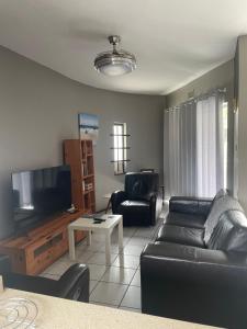TV/trung tâm giải trí tại Beachfront apartment in Ballito! Casablanca