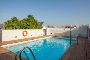 Bazén v ubytování Hotel San Gil nebo v jeho okolí