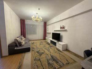 ein Wohnzimmer mit Sofa und Fernseher in der Unterkunft Enerel tsogtsolbor in Ulaanbaatar