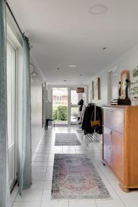 een hal met een tapijt op een tegelvloer bij Charming Swedish Villa in Katrineholm +29 foto's