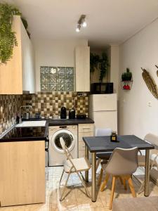 Η κουζίνα ή μικρή κουζίνα στο Domus Philippou Tsimiski II, center of Thessaloniki