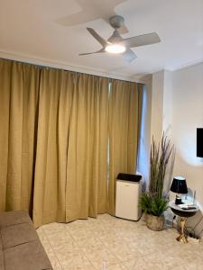 Μια τηλεόραση ή/και κέντρο ψυχαγωγίας στο Domus Philippou Tsimiski II, center of Thessaloniki