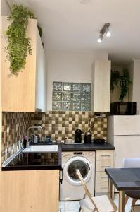 Η κουζίνα ή μικρή κουζίνα στο Domus Philippou Tsimiski II, center of Thessaloniki +23 φωτογραφίες