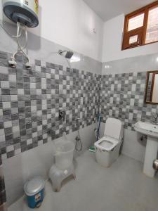 Et badeværelse på Nandin Guest House + 7 billeder