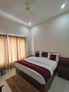 En eller flere senge i et værelse på Nandin Guest House