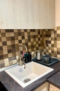 Η κουζίνα ή μικρή κουζίνα στο Domus Philippou Tsimiski II, center of Thessaloniki