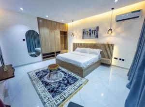 ベニンシティにあるOsaka Apartment by Js Luxuryのベッドとテーブルのある寝室