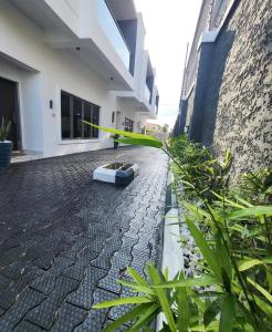 ベニンシティにあるOsaka Apartment by Js Luxuryの黄色いリボンが付いた石畳の建物