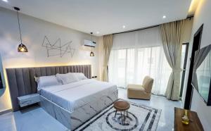 ベニンシティにあるOsaka Apartment by Js Luxuryの大きな白いベッドとソファのある寝室