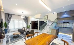 ベニンシティにあるOsaka Apartment by Js Luxuryのソファとテーブルのあるリビングルーム