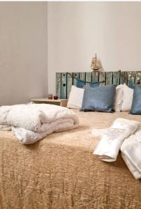 Una cama grande con mantas blancas y almohadas. en La Mata primera línea de playa, en Torrevieja