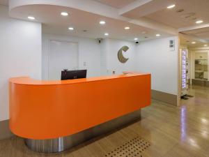 een oranje receptiebalie in een kantoorgebouw bij Comfort Inn Karuizawa in Karuizawa