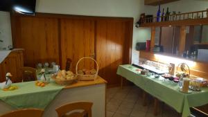 Una cocina con dos mesas con cestas de comida encima. en Hotel-Gasthof-Sonneneck, en Schalkau