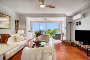 Μια τηλεόραση ή/και κέντρο ψυχαγωγίας στο Oceanview House Altea Hills