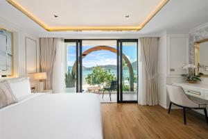 Postel nebo postele na pokoji v ubytování The Cyan at Patong Hotel + 39 fotografií