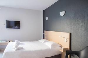 Postel nebo postele na pokoji v ubytování Comfort Aparthotel Frejus La Tour de Mare