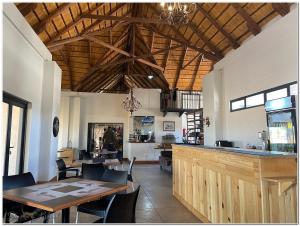 comedor con mesa y bar en Grünau Chalets, en Khomas Region