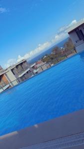 einen großen Pool mit Meerblick in der Unterkunft Luxury phonex Apartment in Daressalam