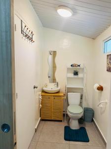 un baño con inodoro y lavabo en Manahiti properties, en Moorea