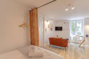 a bedroom with a bed and a desk in a room at Le Morgon, Studio Confort, proximité Villefranche Centre in Gleizé