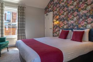 Ένα ή περισσότερα κρεβάτια σε δωμάτιο στο Sarah Hotel