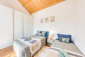 een slaapkamer met 2 bedden en een bank bij La Grande Maison Paris Sud in Vitry-sur-Seine