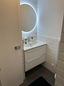 Ένα μπάνιο στο Cosy Studio en centre-ville - 20 mins de Paris